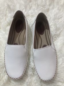 รองเท้าพยาบาลสีขาว พื้นรองเท้าน้ำหนักเบา ยืดหยุ่น รองรับแรงกระแทก มีขนาดตั้งแต่ 36-41 . คัชชูสุขภาพ สีขาว พื้นนุ่ม เมมโมรี่โฟม งานเย็บ หนังนิ่ม ของEnrich piners วัสดุหนัง พื้นนุ่ม ใส่สบาย