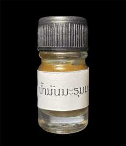 น้ำมันมะรุมมะตุ้ม รุ่นคำหยาด2 สร้างและเสกพร้อมขุนแผนคำหยาด มวลสารหลัก ผงกระดูกผี สีผึ้งชายง่อย สีผึ้งขาว สีผึ้งเขียว พ่อทาบ สีผึ้งผีหุง ปู่ทิม น้ำมันพรายแม่ส้ม สีผึ้งครูบาวิชัยยะ สีผึ้งปู่หมุน