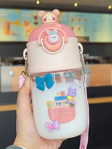 BSB-504กระติกน้ำน่ารัก พกพาสะดวก มาพร้อมหลอดและสายสะพาย ความจุ600mlกระติกน้ำ ขวดน้ำเด็กไปโรงเรียน ฝาเป็นการ์ตูนน่ารักมาก【ของแท้