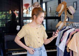 Pichchaploy Mini Crop ดีไซน์คอเหลี่ยม