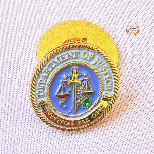 1 Inch 3D High Quality DOJ Pin Metal JVSTITIAE PAX OPVS Brooch (DEPARTMENT OF JUSTICE)