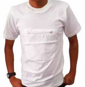 Perlengkapan Haji Dan Umrah Pria - Kaos Dalaman Haji Pria - Kaos Haji Pria Kantong Di Dada Exlusive - Model Tinggi 182 cm, Berat 78 kg, Ukuran M