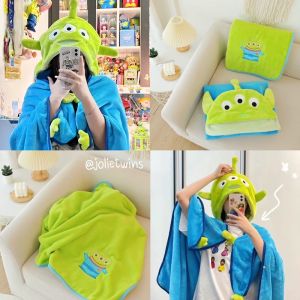 ผ้าห่มเด็กเล่น Toy Story Three-Eyed Boy ของ MINISO ลายหมีสตรอว์เบอร์รี่สุดน่ารัก ผ้าห่มปรับอากาศสำหรับพักเที่ยง