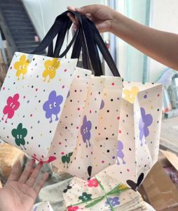 HUI กระเป๋าหูหิ้ว กระเป๋าสะพายข้าง รักโลกร้อน กันน้ำ พิมพ์ลายดอกไม้มีขา พร้อมส่งด่วน