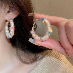 Fashionable Ring Gift 秋冬新款缠绕彩色毛线耳圈女气质小众高级感时尚百搭耳环新款耳饰