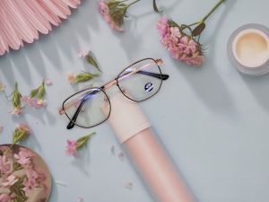 **มาใหม่** แว่นตากรองแสงสีฟ้า ถนอมสายตา กรอบโลหะทรงสวย น้ำหนักเบาแข็งแรง แถมกล่องพร้อมสายคล้อง สินค้าพร้อมส่งในไทย รุ่น-8915A