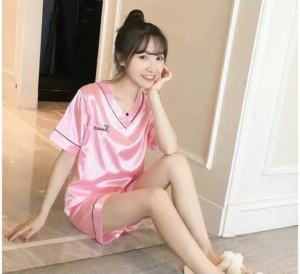 JayJayfashion 7200 ชุดนอนน่ารักๆ ผ้าซาตินใส่สาย แขนสั้นขาสั้น คอวี ปักอักษรอังกฤษเก๋ๆ สไตล์เกาหลี (สินค้าพร้อมส่ง)