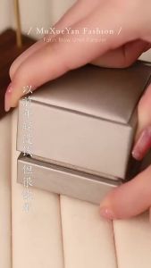 Bông tai đinh tán hoa cúc nhỏ mùa hè phong cách tối giản tươi mới mang nét nữ tính phụ kiện tai thanh lịch. 925 Bông tai kim bạc hot trend
