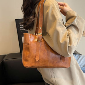 QZshop งานเข้าใหม่พร้อมส่งมาก กระเป๋าแฟชั่นสะพายข้าง งานสวย ดีไซน์ดี ใบใหญ่จุใจเอาใจชาวสายแบกกันสุดๆ ตัวกระเป๋าสะพายง่าย ใส่กับลุคไหนก็ดูดี กระเป๋าสวยๆราคาน่ารักแบบนี้ ไม่อยากให้พลาดน้า