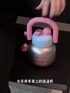 พร้อมส่งจากไทย ขวดน้ําพลาสติก ขวดน้ำ พลาสติก 680 มล. กระติกน้ำ แถมตุ๊กตาห้อย พลาสติกน่ารักท้องใหญ่ถ้วยดื่มคู่หญิงความจุขนาดใหญ่ทนอุณหภูมิสูงขวดน้ํา T01258