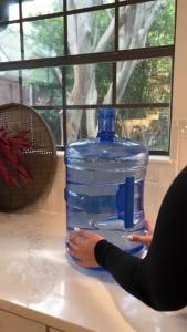 เครื่องกดน้ำอัตโนมัติ เครื่องปั๊มน้ําดื่ม ใช้ระบบการชาร์จแบบ USB ไม่เป็นสนิม ทำความสะอาดง่าย สะอาดและอนามัย