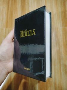SMALL TAGALOG HARD BOUND NO THUMB INDEX - ANG BIBLIA OF 1982 / LUMA AT BAGONG TIPAN / HANDY SIZE / COMPACT / FOR GIVEAWAYS