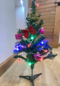 ต้นคริสต์มาส จิ๋ว ขนาดเล็ก 60 ซม. พร้อมของตกแต่งและไฟกระพริบ สำหรับตั้งโต๊ะน่ารักๆ (ถูกที่สุดในปฐพี) น้ำหนักเบา กะทัดรัด