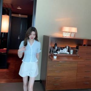 AMMIN เสื้อเบลาส์คอวีแขนสั้นสำหรับผู้หญิงเสื้อชีฟองเสื้อคอวีแขนสั้นกระดุมแถวเดียวเสื้อฉบับภาษาเกาหลีหวานๆสไตล์จีนแขนหรูหราแบบวินเทจสีฤดูร้อนแฟชั่น2024