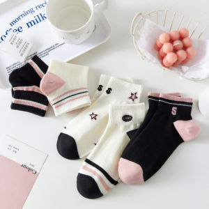 LHMoonlight Hot Hit มาก ถุงเท้าแฟนตาซี สไตล์เกาหลีเกาใจ ผ้าเบาใส่สบาย มีให้เลือกหลากหลายสี แถมลายสุดน่ารัก  ราคาดีงามตะกร้านี้เลย