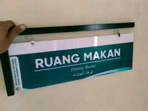 Papan Nama Ruang Kelas | Akrilik 2 Sisi + Besi Siku