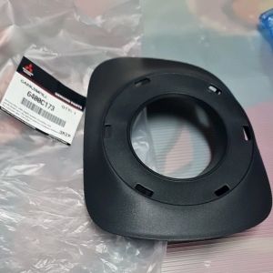 กรอบฐานไฟตัดหมอก Mitsubishi Pajero Sport 2009 ถึง 2013 *ของแท้ศูนย์ ฐานฝั่งซ้าย LH และ RH ฐานฝั่งขวา มีทั้งขายเป็นเซต 1 คู่และแยกขายเป็นข้างข้างซ้ายและข้