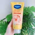 Kem dưỡng thể vaseline 50x chống nắng SPF 50+ PA++++ (300ml) Healthy Bright Sun + Pollution Protect Thái Lan chính hãng - Helena Cosmetics. 