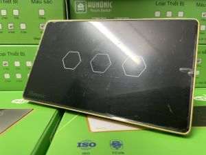 Công tắc thông minh 3 nút cao cấp viền vàng Hunonic điều khiển qua điện thoại. Kết nối Wifibảo hành 1 năm