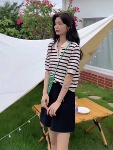 YooYo- เสื้อไหมพรมแขนสั้น คอปก กระดุมด้านหน้า ดีเทลลายทาง (81056)