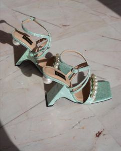 TANGO รองเท้าแฟชั่นสตรีรุ่น MARS รองเท้าหนังแท้ หนังกากเพชร ส้นสูง 4 นิ้ว ประดับด้วยมุก