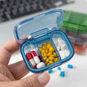 3-Grid Mini Pill Storage Box Ultra-Compact Dustproof Weekly Medicine Organizer and Secure Tablet Lightweight Home Use