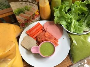 [น้ำสลัดซีฟู้ดซ์ 1กก.] แผ่นแป้งสลัดโรล 500กรัม รสชาดกลมกล่อมแซบจี๊ดจ๊าดกำลังพอดี และห่อแหนมเนืองขนาด 11 x 22 ซม