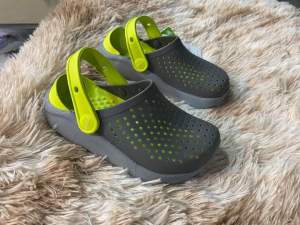 Crocs LiteRide Clog เด็ก สีเทาเขียว มีเอร์ C8------J3 รองเท้าสวย เบานิ่มใส่สบาย เด็กๆใส่แล้วน่ารักมากเลย