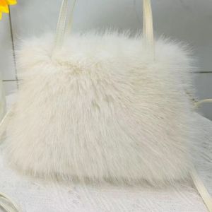 KYUSHUAD  กระเป๋าสะพายข้างผู้หญิงกระเป๋าถือประดับไข่มุกขนยาว