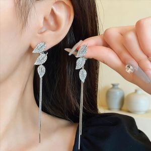 Bông tai tua rua kiểu Hàn Quốc cao cấp sang trọng nhẹ nhàng thời trang và thanh lịch bông tai dài đính đầy kim cương dành cho nữ. 2026
