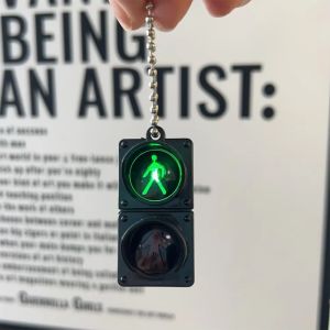 A7171 Pedestrian Design Mini LED Keychain Mini Size Simulated Style Simulated Signal Light Portable Light-Up Function Traffic Light Pendant For Kids