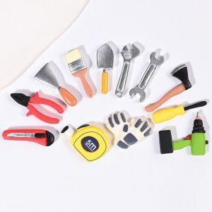 YUDESHUI 14PCS Mẫu hỗn hợp Công cụ sửa chữa nhà búp bê Mulitoclor Nhựa Mô hình cảnh búp bê mini Tuốc nơ vít búa cờ lê Kìm mô phỏng thu nhỏ Nhà búp bê