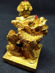 กิเลนทองคู่ประดับอัญมณีเทียม ขนาด3 นิ้ว เพื่อเสริมและเพิ่มพลังชี่มงคลให้กับบ้านเรือนพบแต่ความโชคดี ธุรกิจไม่ติดขัด การค้ารุ่งเรือ