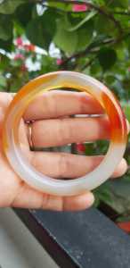 🍎🍒🍎Vòng tay Nữ đá mã não đỏ cam trắng Ni 56mm x chột to 9mm Màu trắng đỏ cam nhẹ 1 bên vân nhẹ nhàng đẹp Nữ 55kg - 63kg đeo xinh tay đẹp chỉ có 499k ạ