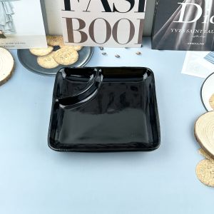 จานเซรามิค จานเหลี่ยม จานออร์เดิร์ฟ มีช่องใส่น้ำจิ้ม ขนาด 7 x 7 นิ้ว มีให้เลือก 7 สี ขาว ดำ ลายไก่ ลายคราม และ ทูโทน ขาว-ดำ