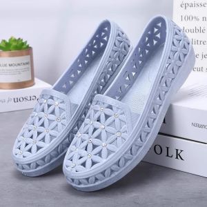 Giày Nhựa Nữ Đi Mưa Đính Hột Họa Tiết Hoa Kiểu Mới Siêu Xinh Giày Búp Bê Nhựa Mềm Mang Êm Chân Chống Trơn Trượt