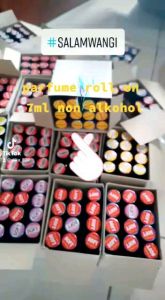📢📢📢 PROMO!!! PARFUM ROLL ON NON ALKOHOL 100%\\n\\n Kenali Parfum Roll On Non Alkohol\\nParfum roll on non alkohol adalah pilihan yang tepat bagi mereka yang mencari aroma yang menenangkan dan aman bagi kulit. Parfum ini dirancang dengan komposisi 100% alami, tanpa bahan kimia berbahaya dan alkohol yang dapat merusak kulit. Dengan parfum roll on non alkohol, Anda dapat menikmati aroma yang segar dan tahan lama tanpa khawatir tentang efek samping yang merugikan.\\n\\n Keunggulan Parfum Tanpa Bahan Kimia\\nParfum roll on non alkohol menawarkan berbagai keunggulan dibandingkan dengan parfum biasa. Pertama, parfum ini tidak mengandung bahan kimia berbahaya yang dapat menyebabkan iritasi atau alergi pada kulit. Selain itu, parfum ini juga lebih ramah lingkungan karena tidak menghasilkan polusi udara yang berbahaya. Dengan menggunakan parfum roll on non alkohol, Anda dapat merasa lebih percaya diri dan sehat setiap hari.\\n\\n Parfum Untuk Semua Jenis Kulit\\nParfum roll on non alkohol adalah pilihan yang tepat bagi semua jenis kulit, termasuk kulit sensitif. Parfum ini dirancang dengan komposisi yang aman dan tidak mengandung bahan kimia berbahaya yang dapat menyebabkan iritasi atau alergi pada kulit. Dengan menggunakan parfum roll on non alkohol, Anda dapat menikmati aroma yang segar dan tahan lama tanpa khawatir tentang efek samping yang merugikan.\\n\\n Cara Menggunakan Parfum Roll On Non Alkohol\\nMenggunakan parfum roll on non alkohol sangat mudah dan praktis. Berikut adalah beberapa langkah yang dapat Anda ikuti untuk mendapatkan hasil terbaik:\\n\\n1. Bersihkan dan keringkan kulit sebelum mengaplikasikan parfum.\\n2. Goyangkan botol parfum sebelum digunakan.\\n3. Tekan tombol pada ujung botol parfum untuk mengeluarkan cairan parfum.\\n4. Oleskan parfum pada titik-titik vital seperti leher, siku, dan belakang telinga.\\n\\n Membuat Waktu Pagi Anda Lebih Efisien\\nMenggunakan parfum roll on non alkohol dapat membantu membuat waktu pagi Anda lebih efisien. Dengan parfum ini, Anda tidak perlu lagi membuang-buang waktu untuk mencari dan mengaplikasikan parfum biasa. Parfum roll on non alkohol dapat langsung digunakan tanpa perlu mencampur atau mengoleskan ke kulit.\\n\\n Penggunaan Sehari-Hari Dengan Parfum 100% Alami\\nParfum roll on non alkohol adalah pilihan yang tepat untuk penggunaan sehari-hari. Parfum ini dirancang dengan komposisi yang aman dan tidak mengandung bahan kimia berbahaya yang dapat menyebabkan iritasi atau alergi pada kulit. Dengan menggunakan parfum roll on non alkohol, Anda dapat menikmati aroma yang segar dan tahan lama tanpa khawatir tentang efek samping yang merugikan.\\n\\n Keuntungan Menggunakan Parfum Roll On Non Alkohol\\nMenggunakan parfum roll on non alkohol memiliki banyak keuntungan. Berikut adalah beberapa manfaat utama yang dapat Anda peroleh:\\n\\n Manfaat Kesehatan Untuk Kulit Anda\\nParfum roll on non alkohol dirancang dengan komposisi yang aman dan tidak mengandung bahan kimia berbahaya yang dapat menyebabkan iritasi atau alergi pada kulit. Dengan menggunakan parfum ini, Anda dapat merasa lebih percaya diri dan sehat setiap hari.\\n\\n Kenyamanan Penggunaan Dalam Jangka Panjang\\nParfum roll on non alkohol juga menawarkan kenyamanan penggunaan dalam jangka panjang. Parfum ini tidak menyebabkan iritasi atau alergi pada kulit, sehingga Anda dapat menggunakannya setiap hari tanpa khawatir tentang efek samping yang merugikan.\\n\\nDengan menggunakan parfum roll on non alkohol, Anda dapat menikmati aroma yang segar dan tahan lama tanpa khawatir tentang efek samping yang merugikan. Jadi, tunggu apa lagi? Mulai gunakan parfum roll on non alkohol sekarang juga dan rasakan manfaatnya untuk kulit Anda!\n}