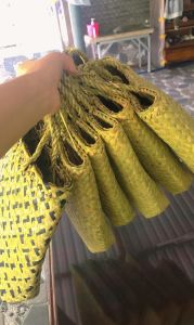 Túi cỏ bàng nhà làm Túi cỏ bàng thân thiện môi trường Được đan từ những sợi cỏ bàng thiên nhiên qua chọn lọc thanh mảnh và đều màu.