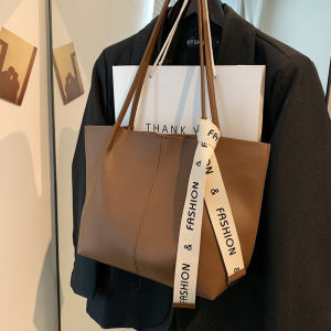 QDshop แฟชั่นฮิต กระเป๋าสะพายใต้วงแขน สีสวยละมุน สะพายแบบชิคๆใส่ของได้เยอะมาก ขนาดใบกลาง ทรงสี่เหลี่ยม แต่งเชือกผูกสุดเก๋กรุบบบ สาวๆต้องมีแล้ว