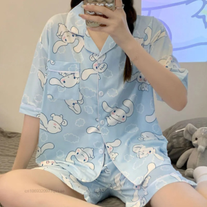 QIWANBA19 พิมพ์ออกมาแล้ว ชุดนอนฤดูร้อน Kuromi Cinnamoroll เมโลดี้ สีลูกอมสี ชุดนอนแขนสั้น Kuromi หวานหวานแหววว คอวีแบบสั้น ชุดนอนการ์ตูนผู้หญิง สาวๆ