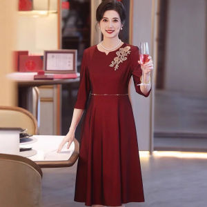 ชุดยายจีนชุดแต่งงานแดงกระโปรงกึ่งสั้นกึ่งยาวคอกลมยาวถึงเข่าสำหรับคุณแม่อ่อนวัยสง่างามฤดูร้อน