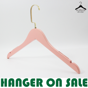 ไม้แขวนเสื้อ ไม้แท้ รุ่น 906 สีชมพู หัวโค้ง ไม้แขวน มีร่อง มีกันเสื้อลื่น 12 ไม้