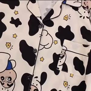 COD ชุดนอนผ้าไหมไอซ์ชายวัวกางเกงขาสั้น Xiaoxin แบบบางฤดูร้อนการ์ตูนชายวัยรุ่นชายชุดอยู่บ้าน Sem