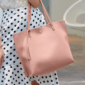 LiShops สินค้าเข้าใหม่งานจึ้งพร้อมส่งมาก กระเป๋าสะพายข้างแฟชั่น งานดี งานปัง ใบใหญ่จุใจ พร้อมส่งให้เลือกถึง 4 สีให้เลือก วัสดุแข็งแรงทนทานอย่างดี จุของได้เยอะ ใครยังไม่มีห้ามพลาด รีบตำเลย