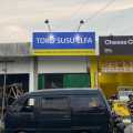 Plang toko lampu sorot. 
