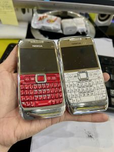 Điện thoại cổ Nokia E71 màu đỏ trắng .Có sạc và pin