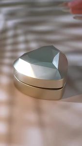 Bông tai nữ kiểu kẹp hình trái tim kim loại phay xước phong cách retro phóng khoáng mang lại vẻ sang trọng độc đáo và tinh tế.