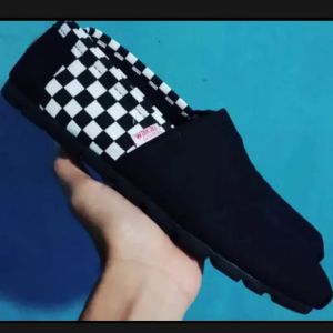Sepatu slip on pria wanita kanvas santai flat shoes kasual loafers kerja kuliah cewek cowok terbaru