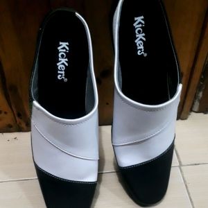 sepatu selop habib terbaru /sepatu selop pria / sepatu bustong terbaru kambinasi putih hitam bagus banget nyaman untuk dipakai / sepatu selop pria terbaru