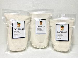 (เกรดพรีเมียม) oat flour เป็น แป้งข้าวโอ๊ตบดละเอียด ผ่านกรรมวิธีการบดละเอียดจนเนื้อเนียนนุ่ม ไม่ผสมสารกันเสีย  ไม่ผสมแป้งสาลี  อุดมไปด้วยใยอาหาร